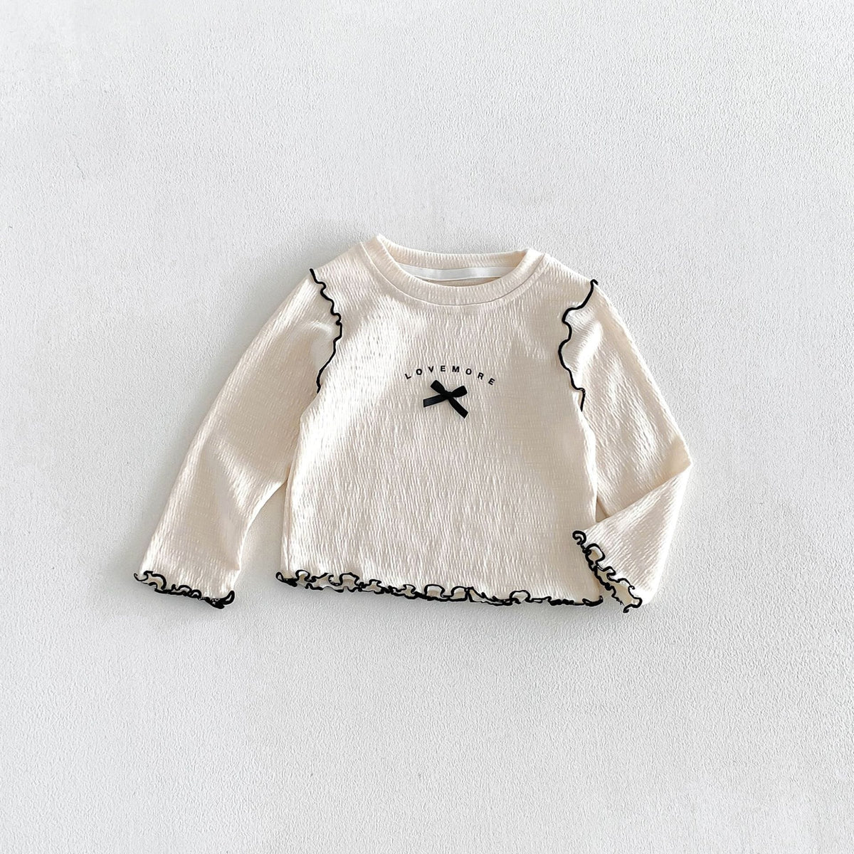 キッズ ベージュ系のロゴプリント長袖Tシャツ、メローフリルとリボンステッチ