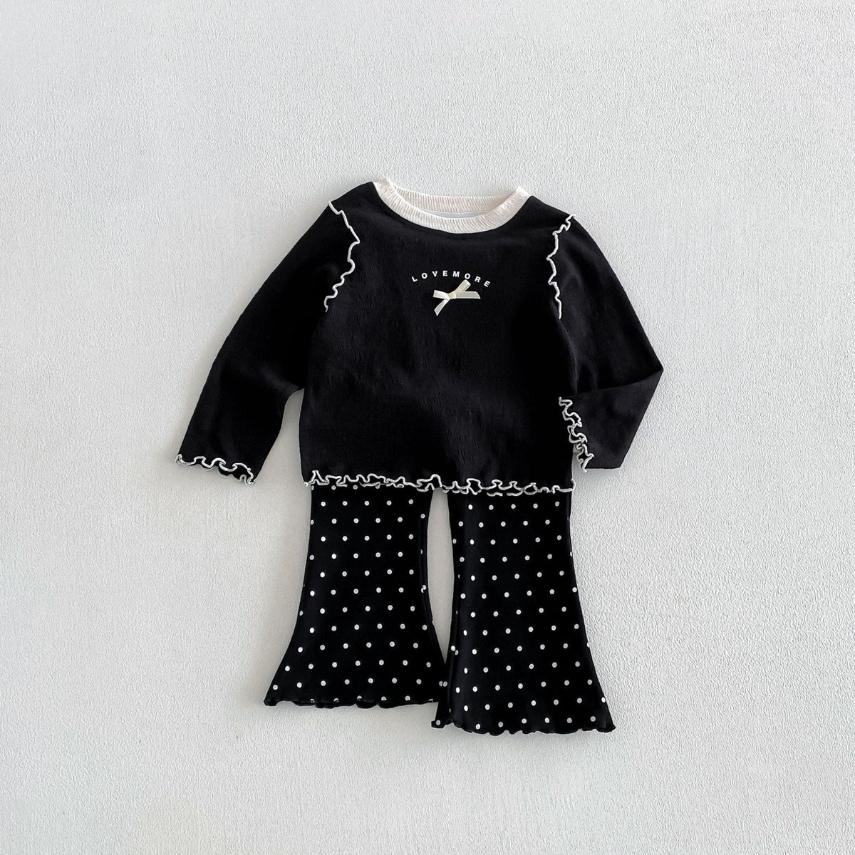 キッズ ロゴプリント長袖Tシャツ（黒）と白ドット柄フレアパンツ