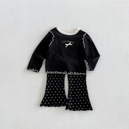 キッズ ロゴプリント長袖Tシャツ（黒）と白ドット柄フレアパンツ