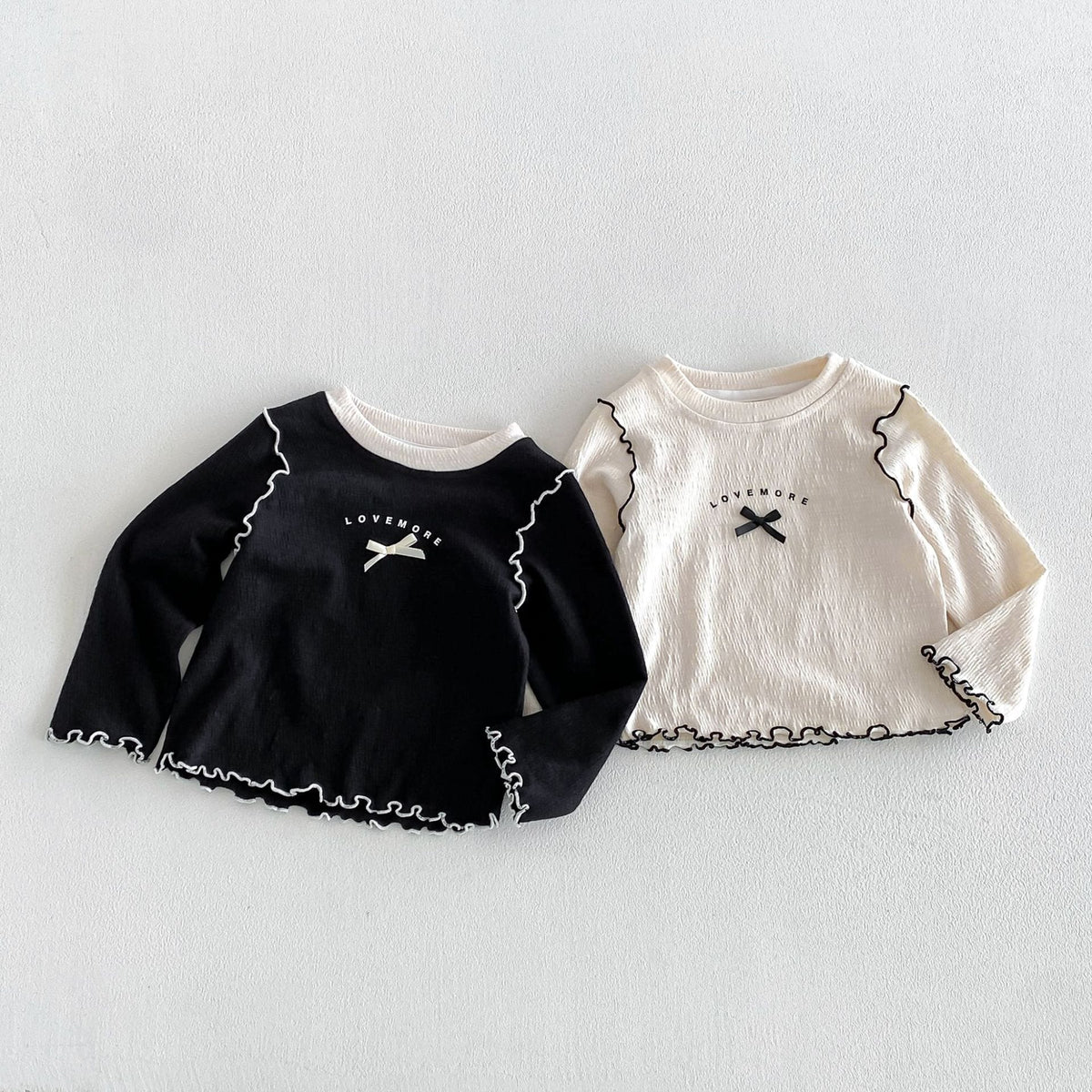 キッズ ロゴプリント長袖Tシャツ（黒・生成り）2枚セット