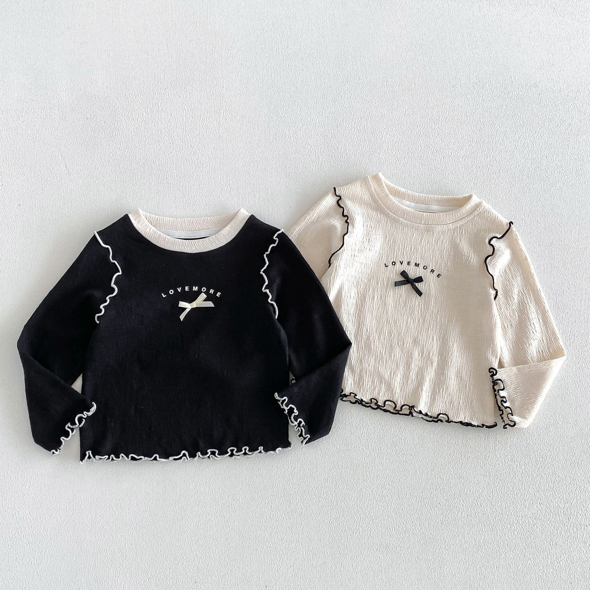 キッズ ロゴプリント長袖Tシャツ（黒・生成り）と白ドット柄フレアパンツ