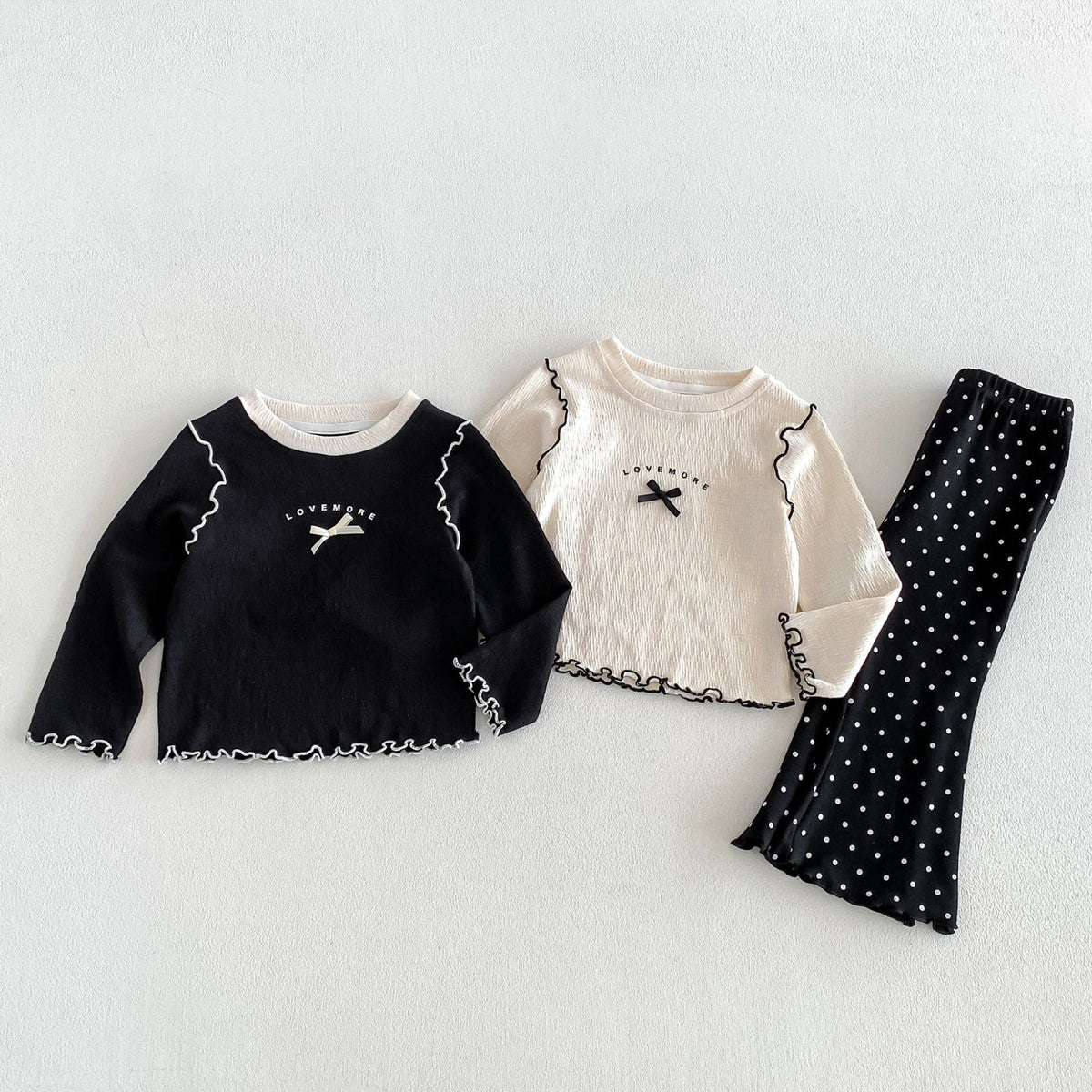 キッズ ロゴプリント長袖Tシャツ（黒・生成り）と白ドット柄フレアパンツ