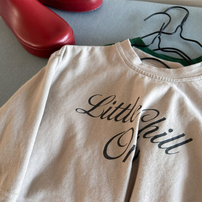 キッズ用ベージュ長袖Tシャツ、英字ロゴプリントの前面アップ