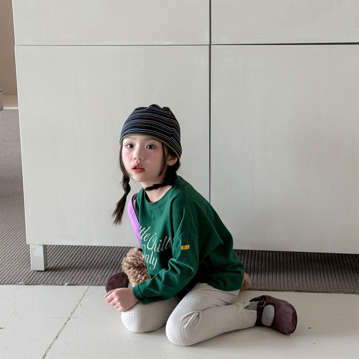 キッズ深緑の長袖Tシャツ、英字プリント「Little Chill Only」正面