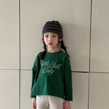キッズ深緑のルーズ長袖Tシャツ、フロントに英字プリント