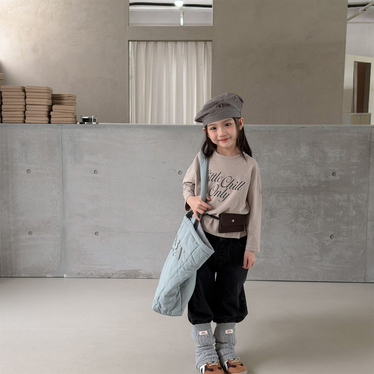 キッズ用ベージュ長袖Tシャツ、英字「Little Chill Only」プリント