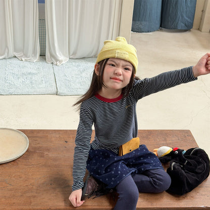 キッズ ボーダー長袖Tシャツ、配色ラインと胸の刺繍が正面から確認できる