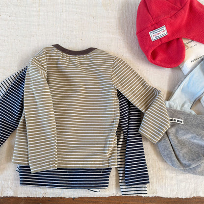 ベージュ系のボーダー柄長袖Tシャツ、配色ライン付きクルーネック
