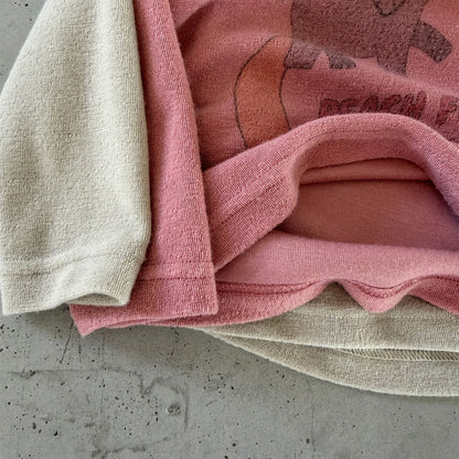 キッズ用長袖Tシャツ ピンク色 裾の切替ラインと生地アップ