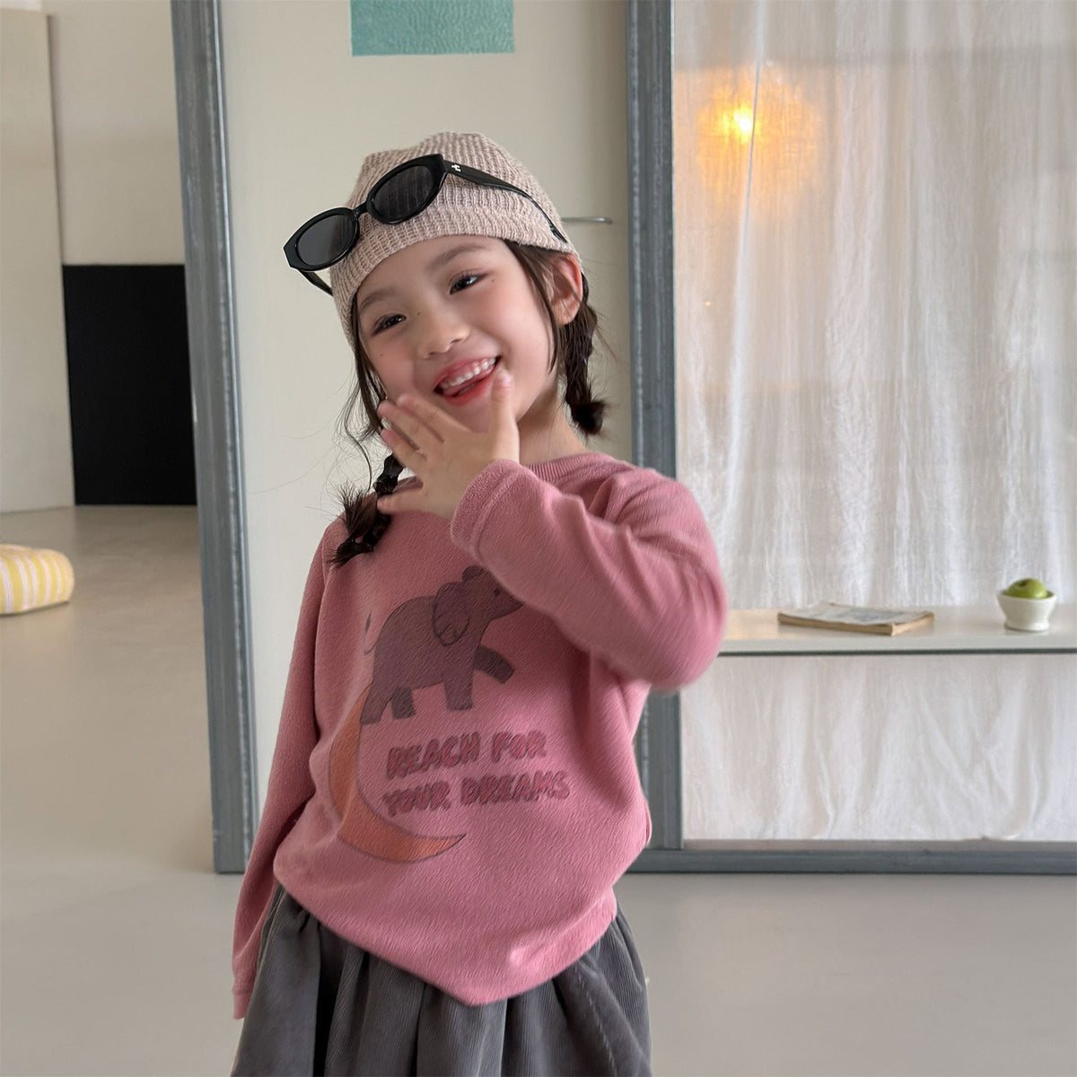 キッズ用長袖Tシャツ（ピンク）胸の象プリントとロゴ風デザイン、長袖