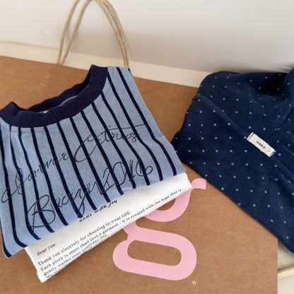キッズ用ストライプ長袖Tシャツ、ルーズなシルエットのネイビーリブ襟と英字プリント