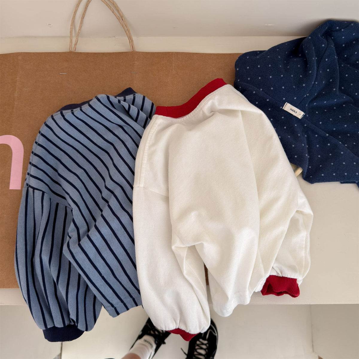 キッズ用ブルー系ストライプ長袖Tシャツ、ネイビー×白の配色リブ