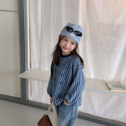 キッズ用青系ストライプのルーズ長袖Tシャツ、英字プリントと配色リンガー