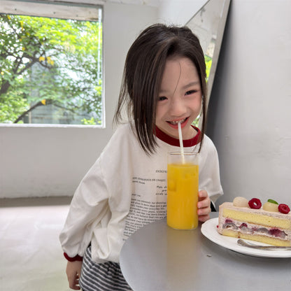 キッズ用長袖Tシャツ（白）配色リブ襟と袖口、胸の英字プリント
