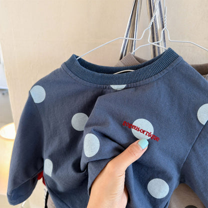キッズ用ネイビーのドット柄ルーズ長袖Tシャツ（胸元アップ）