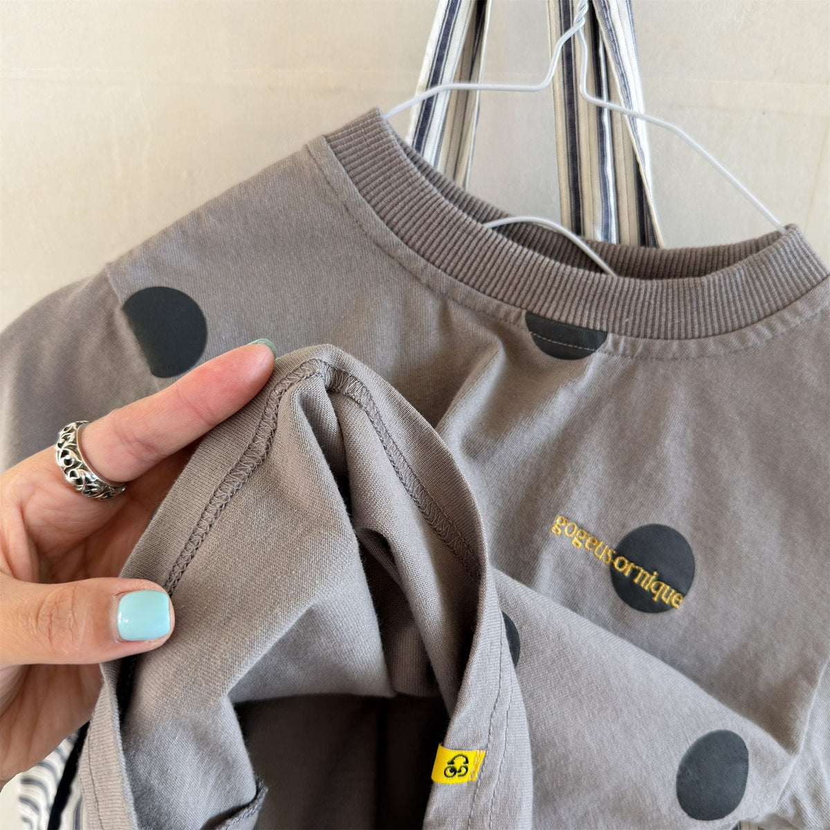 キッズ用グレーのドット柄ルーズ長袖Tシャツ（首元アップ）
