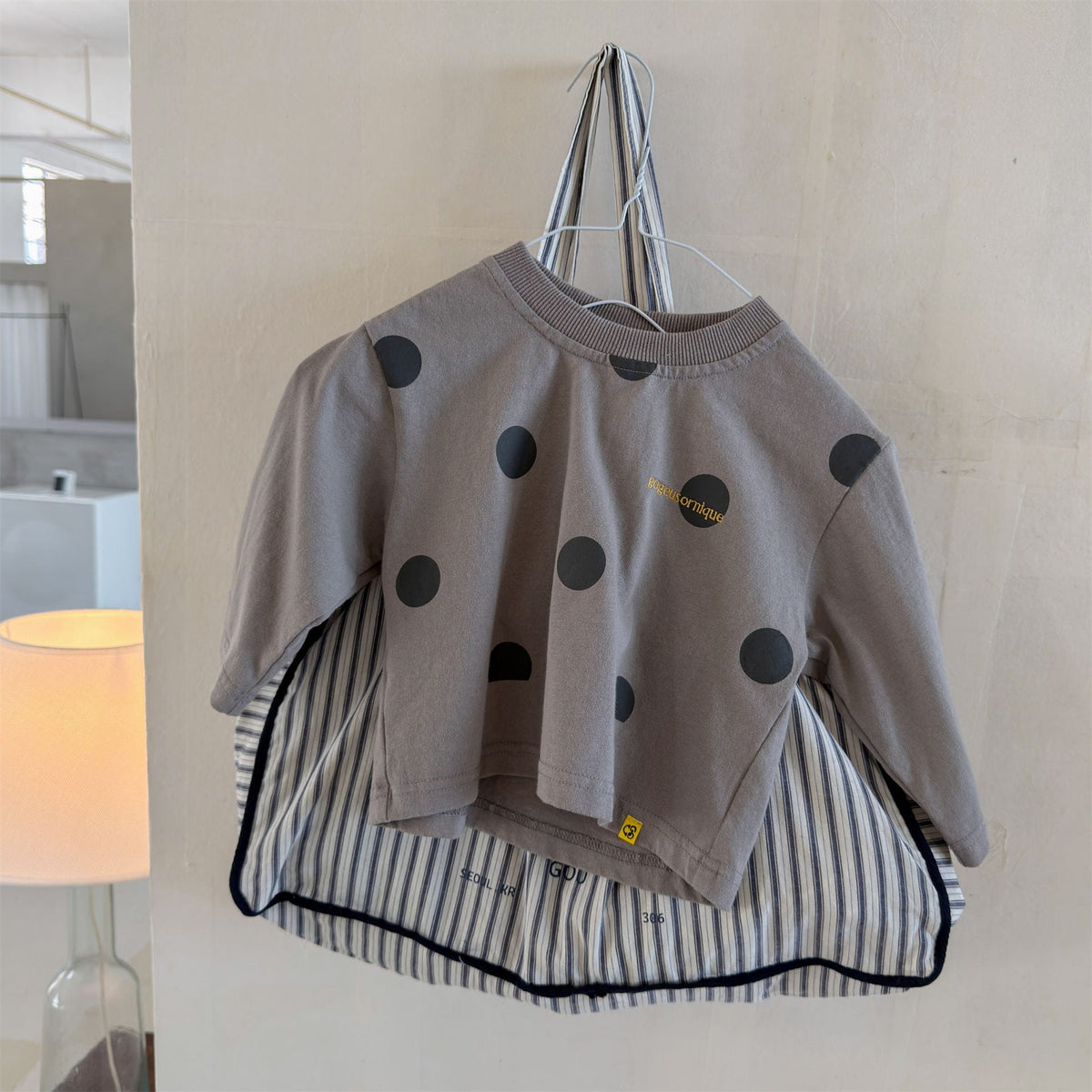 キッズ用ドット柄ルーズ長袖Tシャツ（グレー） フロントの丸いドット柄