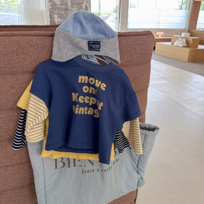 キッズ用ネイビー長袖Tシャツ、英字プリントとボーダー袖のレイヤード風デザイン