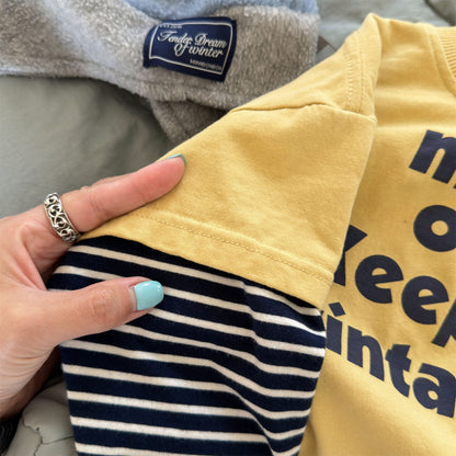 キッズ用マスタードイエロー長袖Tシャツ、ボーダー切替と英字プリントのレイヤード風