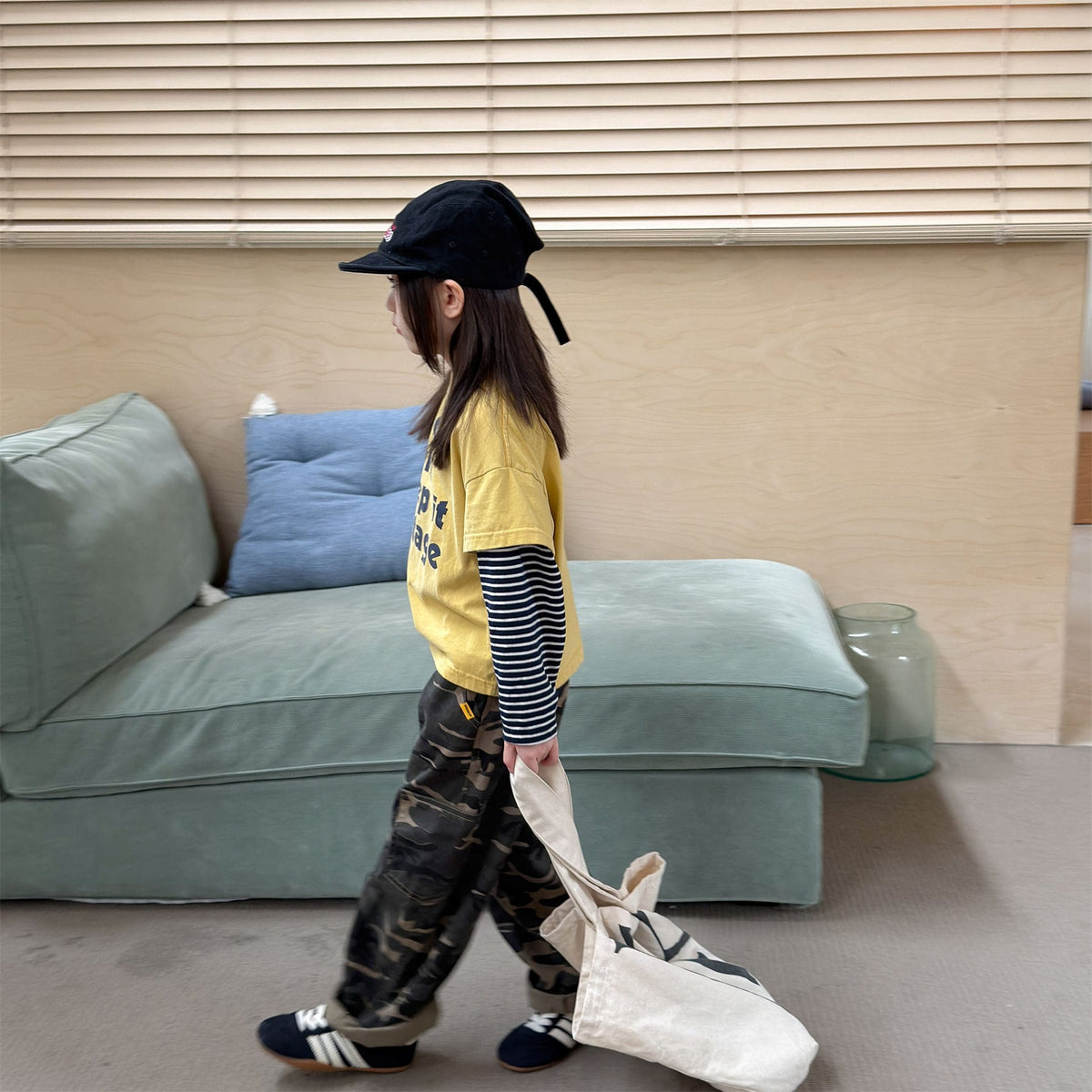 キッズ長袖Tシャツ（イエロー）背面、ボーダー袖とルーズシルエット