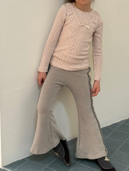 キッズ用長袖トップスとフレアパンツセット、小花柄のような細かい模様、ベージュ系