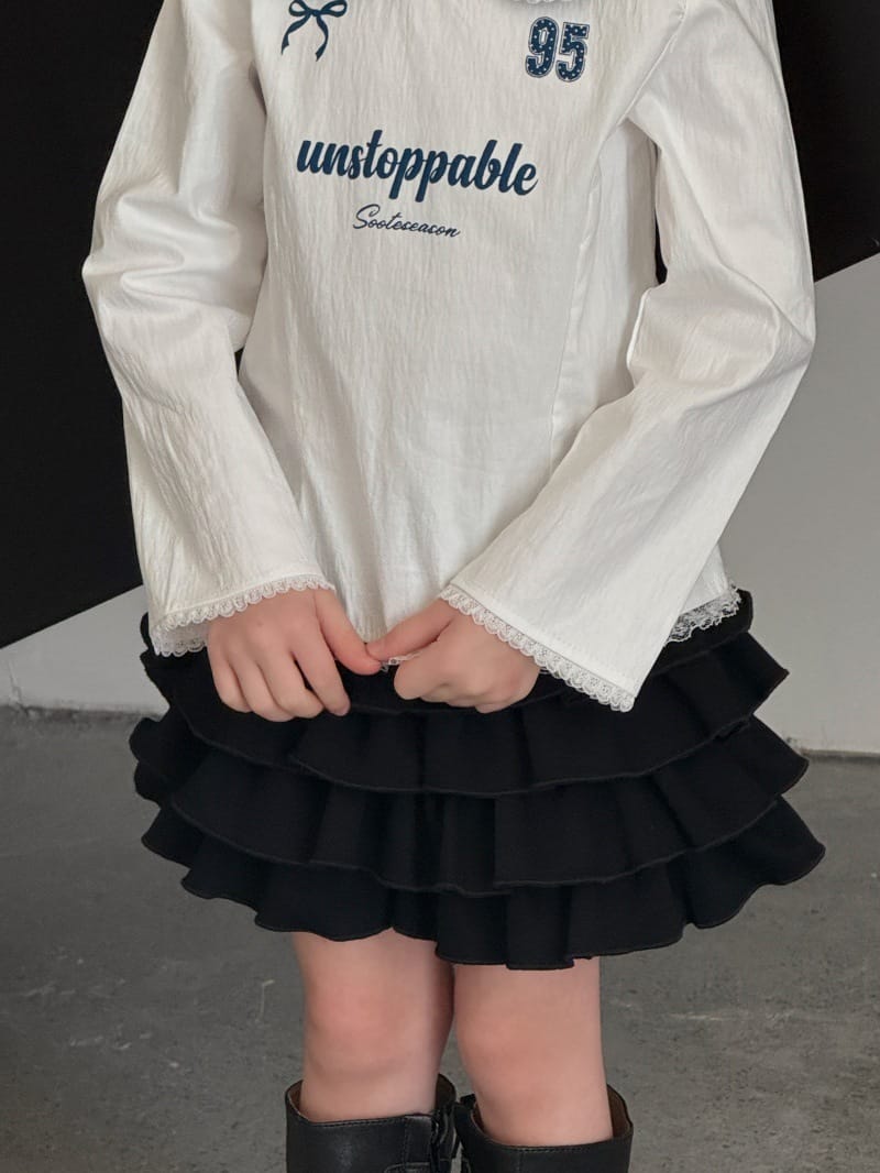 キッズ用襟付きロゴプリント長袖Tシャツ（白）フロントロゴと裾のレースフリルが見える
