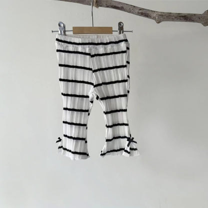 白×黒ボーダーのフレアパンツ（ゴムウエスト、裾にフリル）