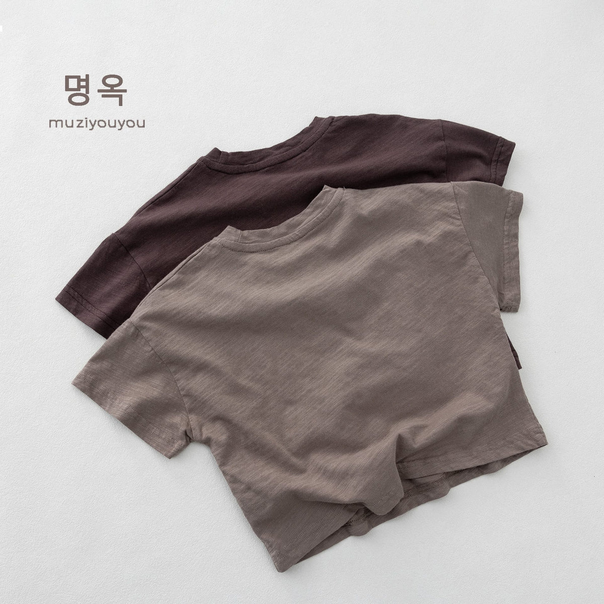 グレーとダークブラウンの半袖Tシャツ、レモン風グラフィックプリント