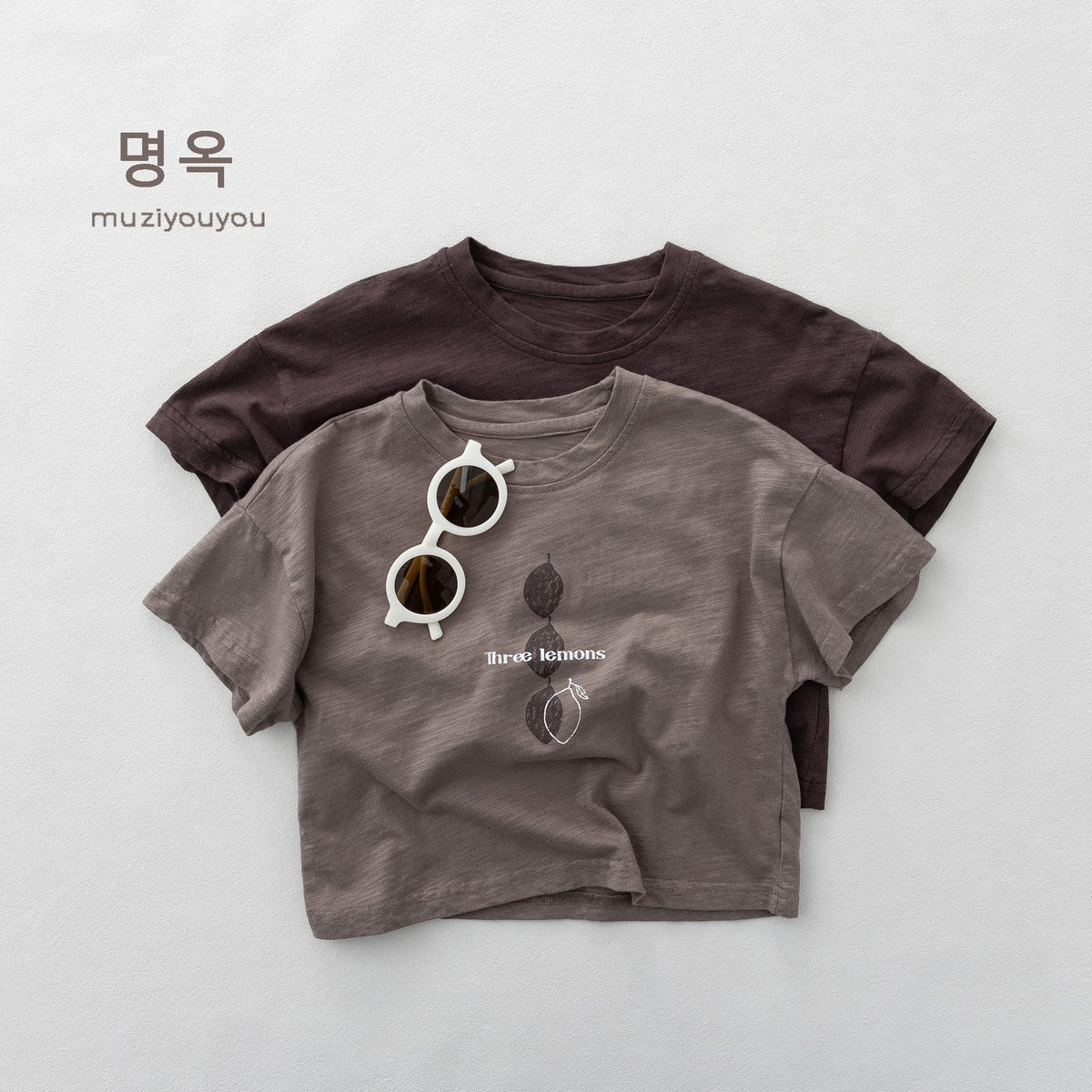 ダークブラウンの半袖Tシャツ、レモン風グラフィックプリント