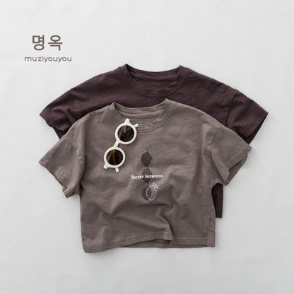 ダークブラウンの半袖Tシャツ、レモン風グラフィックプリント