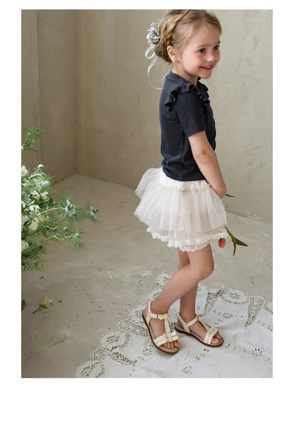 白のチュールティアードスカートパンツ、横から見た段フリル裾