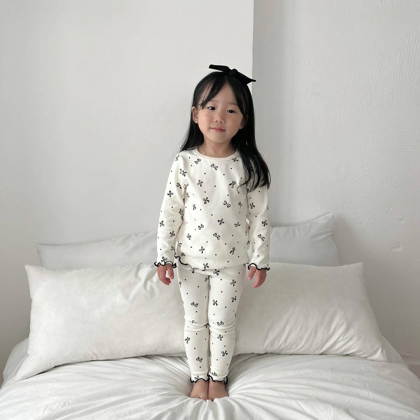 長袖パジャマ Creamy White / 80cm リボンプリントメロウフリルセットアップ パジャマ 2点セット【mh0011201】