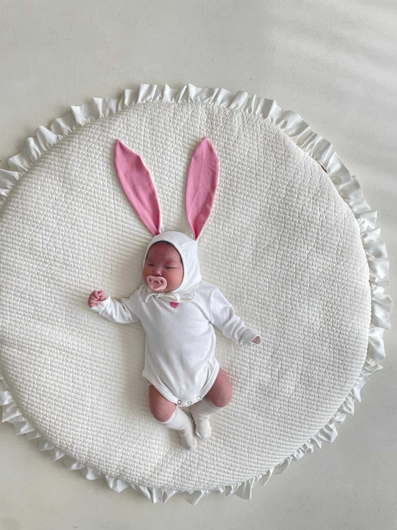 長袖ロンパース White / 66cm ハートアクセント長袖ロンパース+うさ耳ボンネット帽子セット【mh0011198】