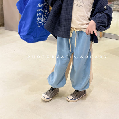 バイカラーのスウェットパンツ、淡いブルー×ベージュ切替、紐付きウエスト