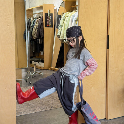 バイカラーのスウェットパンツ、グレー×ネイビー。ドローストリングとサイドポケット付き