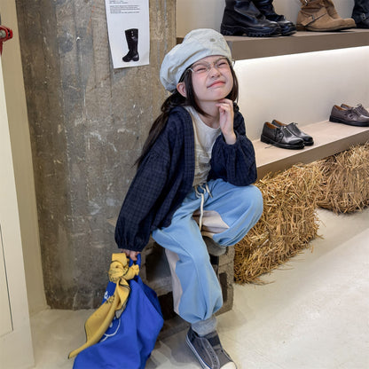 バイカラーのスウェットパンツ、淡い水色のジョガーシルエット（紐付き）