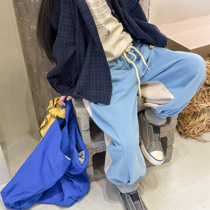 バイカラーのスウェットパンツ、淡い水色のサイドと裾リブ、ドローストリング