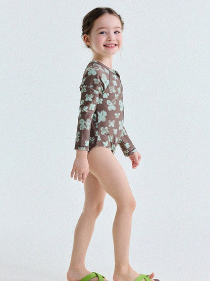子ども用ラッシュガード風ワンピース水着（長袖）ブラウン、斜めの全身花柄