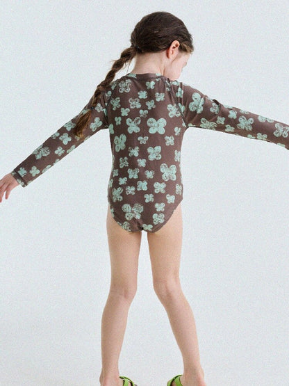 子ども用ラッシュガード風ワンピース水着（長袖）ブラウン、後ろ姿の花柄