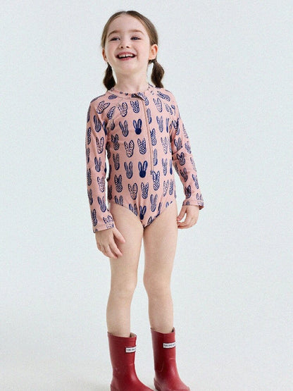 子ども用ラッシュガード風ワンピース水着（長袖）ピンク、前面の総柄デザイン