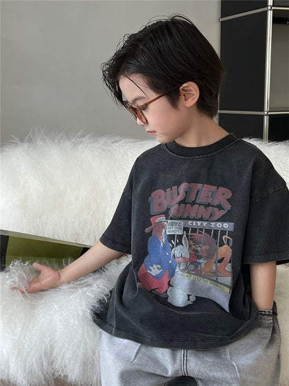 ダークグレー半袖Tシャツ、胸元にバニーと仲間のアートプリント
