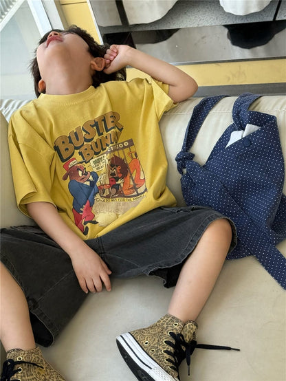 イエロー半袖Tシャツ、胸元にバニー風プリント、くつろぎ姿