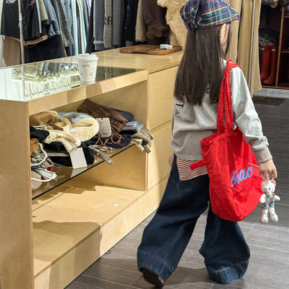 濃紺デニムのワイドパンツ、ビッグカフで広がるシルエット、ポケット付き