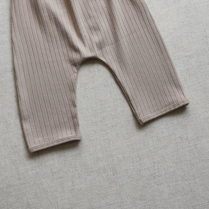 生成り系のリブ編みロングパンツ、ワイドシルエットの伸縮素材