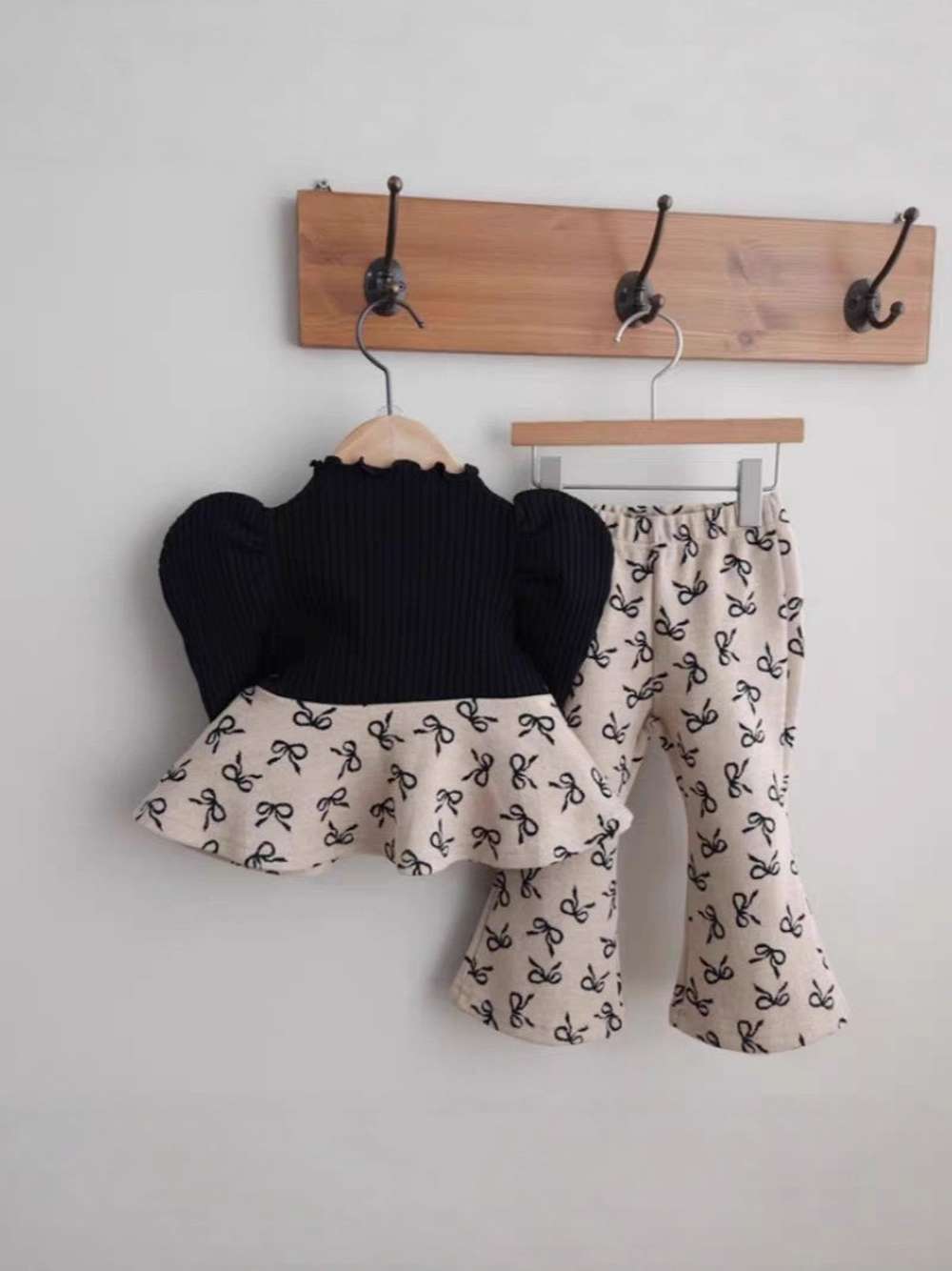 長袖セットアップ リボン柄ペプラムトップス + フレアパンツ | パフ袖セットアップ | リンクコーデ【mh0011489】