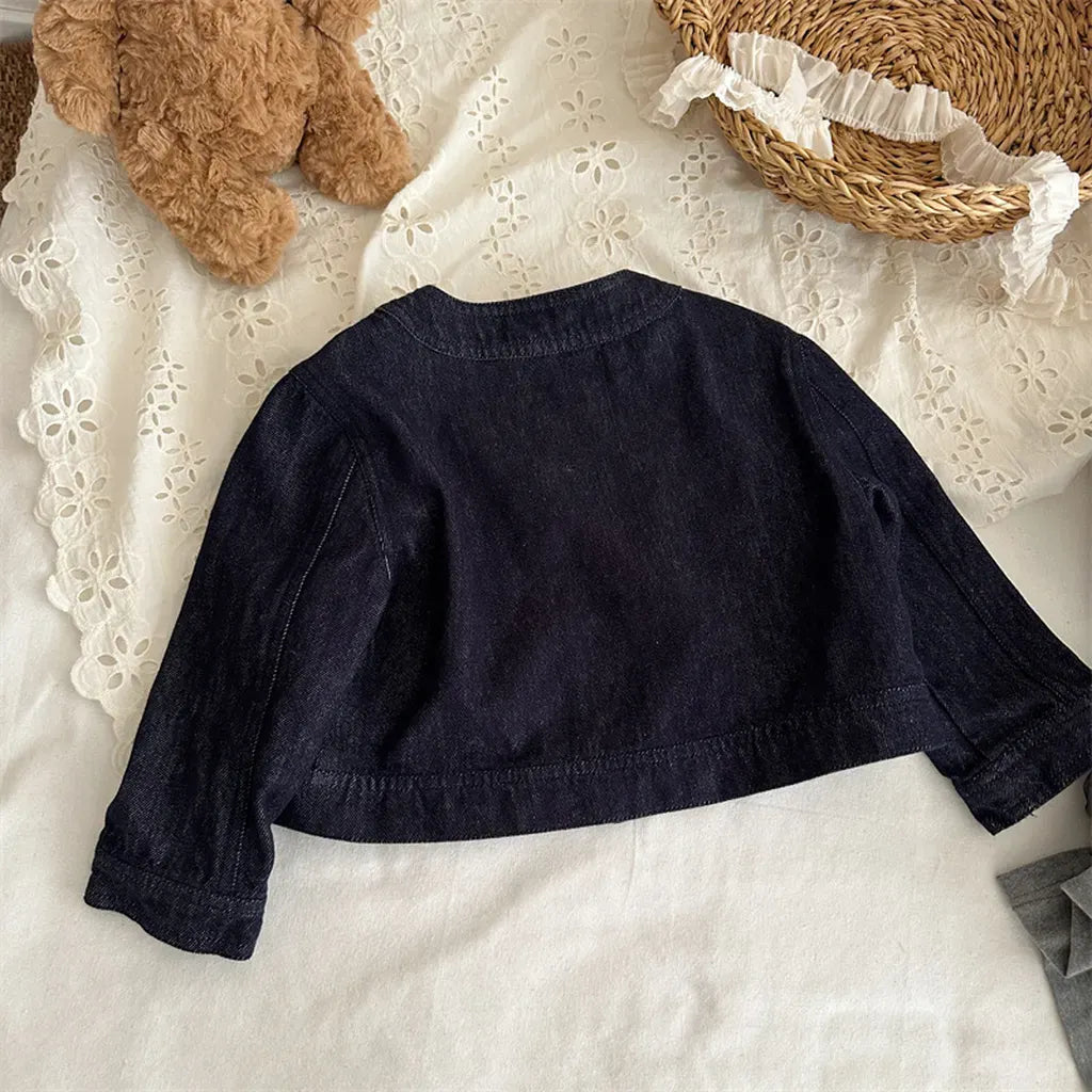 ショートコート・ジャケット・ジャンパー ボタンアクセントノーカラーショートデニムジャケット【mh0011271】