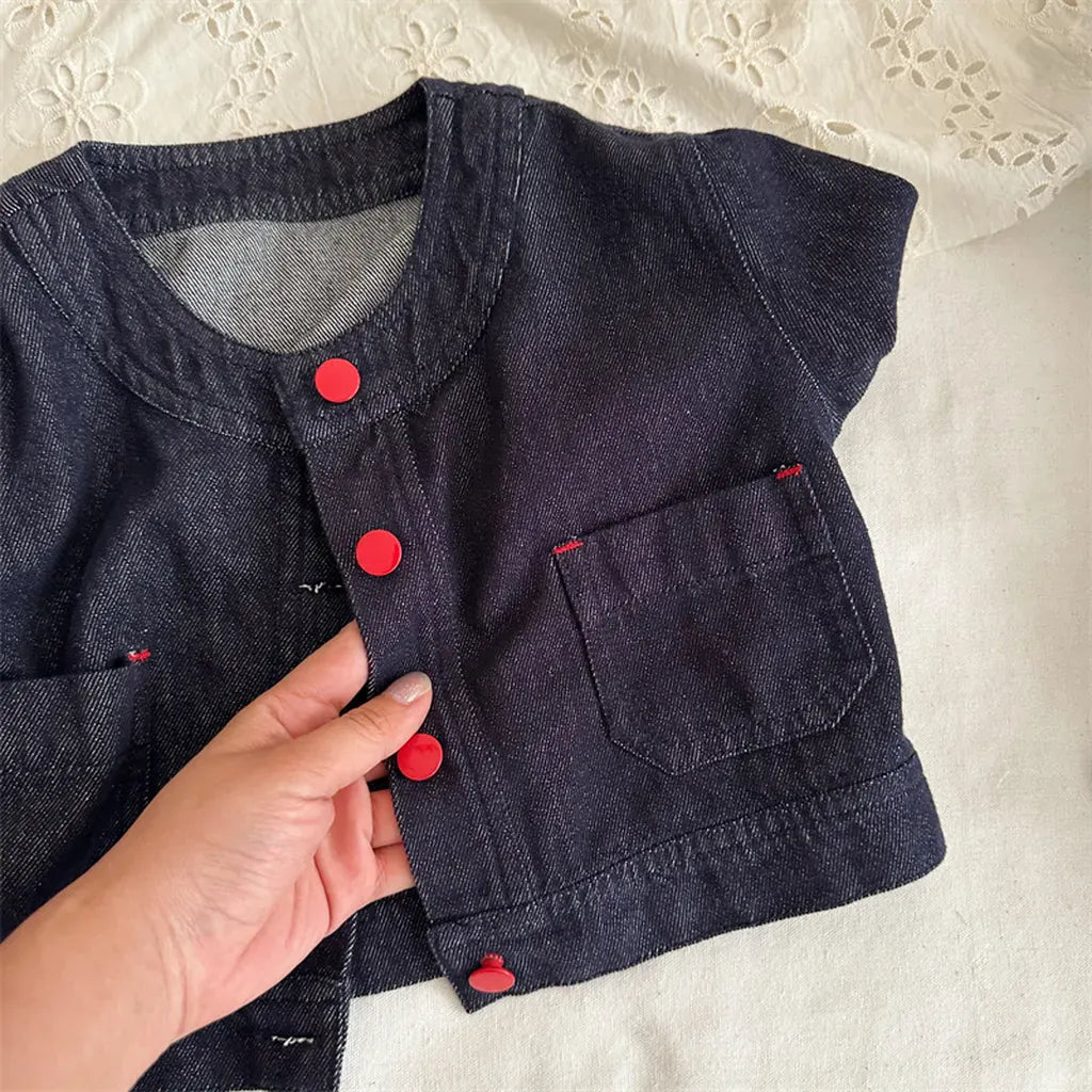 ショートコート・ジャケット・ジャンパー ボタンアクセントノーカラーショートデニムジャケット【mh0011271】