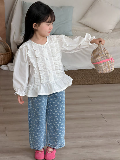 プリント入りブルーのデニムパンツ、ゴムウエストのストレートシルエット
