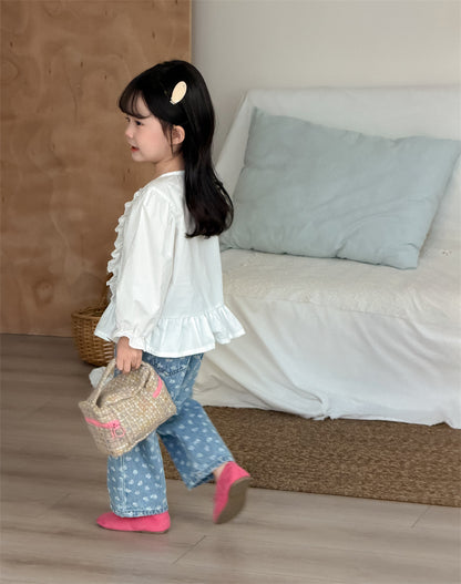 プリント入りブルーデニムパンツ、ゴムウエストのサイドスタイル