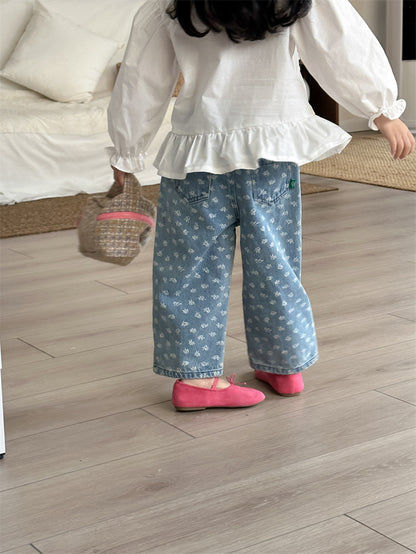 ブルーのプリントデニムパンツ、ゴムウエストのストレート丈